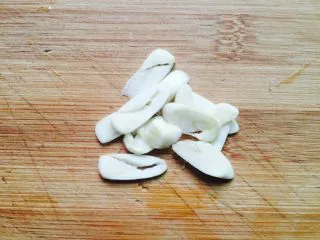 西兰花炒白玉菇,蒜头去皮切片