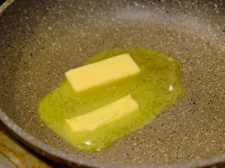 秘制异国风味鸡胸肉腌料&绝佳搭配 （减肥必备）,开小火 切一块黄油 约2勺 也可以用橄榄油替换