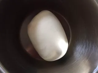 简易版陕西小吃烩麻食,用手揉成光滑面团静置20分钟