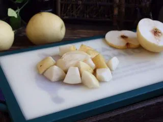 百变水果 新奥尔良风味雪梨烤鸡,将其中的一个雪梨切成滚刀块。