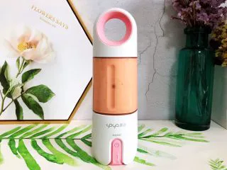 卡乐比胡萝卜香蕉营养奶昔,盖上榨汁机盖子，拧紧，双击启动，原漾榨汁机开始工作，为了成品的口感更佳，我们这里需要用到两个程序，即80秒