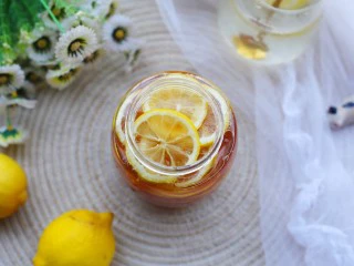 冬至美食 柠檬蜂蜜水,直到柠檬放完，最后再铺一层蜂蜜。