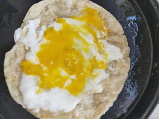 街头手抓饼的吃法----懒人必备早餐,鸡蛋定型后用铲子把鸡蛋轻轻的弄碎,电饼铛开上档