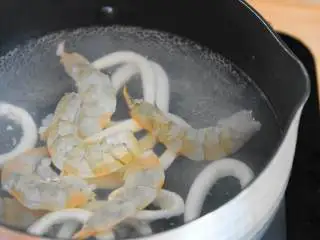 茄味海鲜炒饭—来一碗西班牙风味的海鲜炒饭，为你的主队打Call吧,鱿鱼圈和虾仁汆熟捞出。