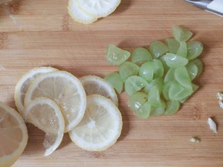 青提柠檬气泡水—夏天的快乐,青提切小块，柠檬切片，尽量把籽都去掉