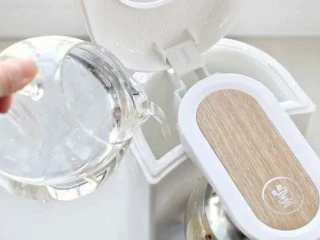 水果玫瑰花茶,用下面的玻璃杯装水倒进茶饮机的水箱里