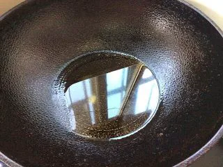 辣子蒜苗回锅肉,起锅热油