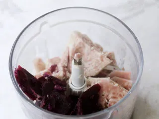 芋泥波波奶茶,取出放入料理机中