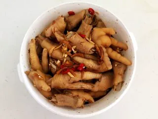 私房菜 密制酸辣鸡爪,调匀后盖上盖子,放入冰箱冷藏3个小时左右,中间每隔30分钟搅拌一次,这样可以使鸡爪都能均匀的入味
