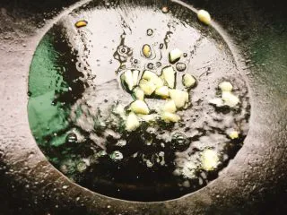 家常菜+丝瓜炒蛋,葱头爆香，这种葱头老妈自己收的，煮东西特别香