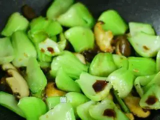 从小吃到大的家常菜，多吃青菜身体好,淋入生抽，倒入菜叶大火翻炒。 