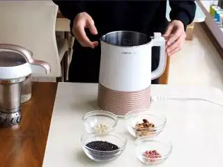 营养饮品紫米浆,把上述材料淘洗干净,连同1300ml的水放进豆浆机。