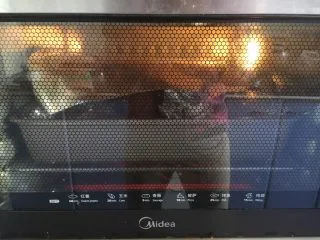 百变水果 新奥尔良风味雪梨烤鸡,第二次60分钟后将烤鸡的旋转叉拆下来，将烤鸡再涂抹一遍腌料，将鸡放在蔬菜盘子里，将烤箱功能调至上下火功能，调至200度，烤60分钟，这是烤的第三个60分钟。 烤制时将鸡翅尖用铝箔纸裹上，用铝箔纸盖着鸡，避免上色过重。 我之所以改为上下火烤，主要是为了让鸡紧挨着蔬菜，这样鸡的味道更容易渗入到蔬菜里，尤其是雪梨有着特殊的味道。