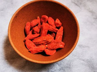 土鸡蛋桂圆枸杞红枣茶,枸杞不适合长时间的水煮,我喜欢出锅前放入,色相俱佳。