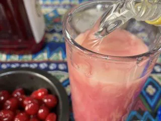 粉红夏日饮品,放气泡水