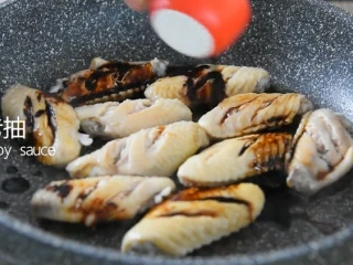 可乐鸡翅真的没有你想象的那么难，快来学！,热油锅依次倒入鸡翅、料酒、生抽、老抽、盐