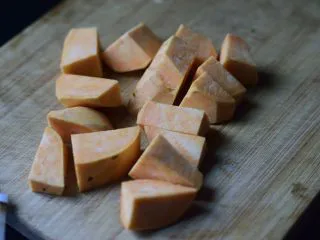 暖心红薯拿铁,去皮切成寸许大小的块。