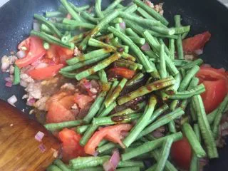 超级下饭的豆角焖饭，爱吃面食的北方人不容错过,倒上调好的酱汁，再到一大杯水，一定要多倒水呀，要不然豆角不熟，面条也不熟