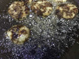 老北京清真小吃-糖卷果,将糖熬至快接近做拔丝红薯的那个状态,立刻倒入煎好的卷果块,裹糖,熬糖过程要注意小火。