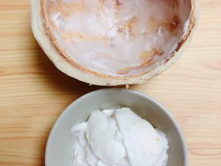 鲜椰浆苦咖啡绵绵冰（椰子油奶白顺滑诱人极了）,将椰子肉挖出来，放在一个小碗中。