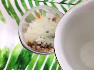 香蕉芒果卡乐比营养奶糊,然后加入温开水,喜欢成品浓稠一些的就加230g,喜欢稀一点的就加250g,随你个人喜好