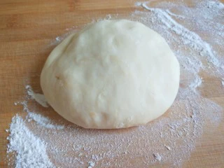 手擀面 北京特色小吃 炸酱面,揉好的面团放在案板上。