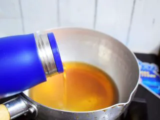 自制脏脏珍珠奶茶奶盖,把泡好的红茶倒入锅中