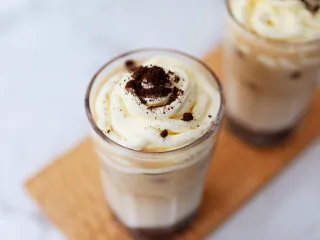 奥利奥海盐奶盖咖啡,撒上奥利奥饼干末即可