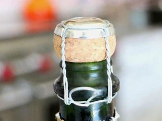 石榴气泡鸡尾酒,剥开铝箔酒帽后,露出的是,带有铁丝网包着的木塞