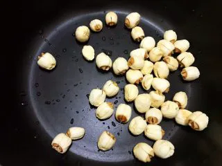 清火滋补之莲子双皮奶,莲子淘洗干净