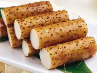 老北京清真小吃-糖卷果,山药的挑选,要挑选面一些的,不要选到脆的,脆的做出来口感会差一点,但如果不会挑选的话,就买那种粗细比较匀称的,外皮没有太多须的山药。