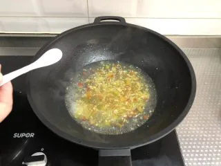 酸汤肥牛（微辣版）,调入食盐