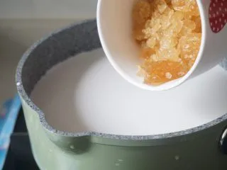 自制香芋西米露超好吃，甩糖水店几条街,8、加入冰糖