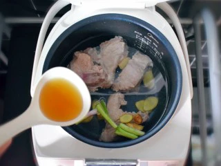 玉米胡萝卜山药排骨汤,将排骨放入电饭煲内胆,并放入适量的清水,加入葱段、姜片,适量的料酒。按下粥/汤键,我家的电饭煲煲汤是需要2小时。