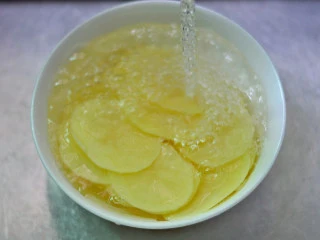 茄汁酸辣土豆片,冲洗掉表面的淀粉 