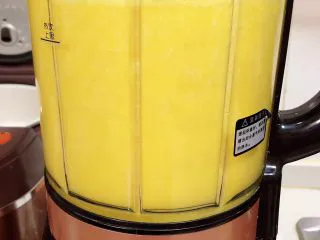 香甜南瓜玉米汁,选择玉米汁按键。破壁机工作35分钟左右。