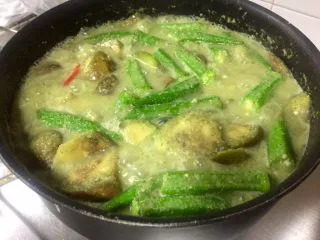 泰式青咖喱鸡·东南亚风味,下秋葵,继续焖煮七八分钟。