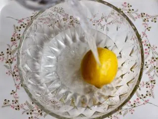 柠檬铁观音蜂蜜茶,放入盐水中浸泡半小时