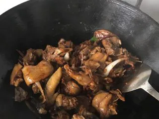 北方的“小鸡喝饼” 材料简单，饭菜同出！！,加点生抽和红烧酱油炒一会