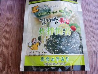 风味炒花生米,然后准备海苔。