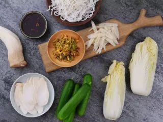 何必浪荡街头,在家也能嗦一碗粉,大白菜真是宝,同意的举手🙋…… 食材一一准备好