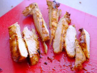 秘制异国风味鸡胸肉腌料&绝佳搭配 （减肥必备）,切条放凉后 切丁备用