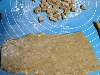 红糖珍珠奶茶,用擀面杖擀成薄饼,厚度自己掌握