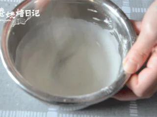 风靡街头的板栗饼不敢吃?那就自制吧,美味又好吃,制作馅料!麻薯部分:麻薯的材料除了黄油以外,全部放入碗里,搅拌均匀,上锅蒸15分钟。(用筷子插入面团中,如果没有液体渗出,则代表已经蒸透)