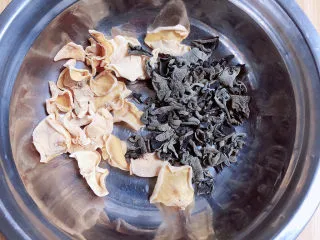 清炒山药木耳,准备好黑木耳、白木耳。