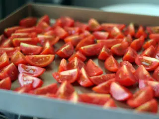 风味独特的——油渍番茄,放在烤盘里