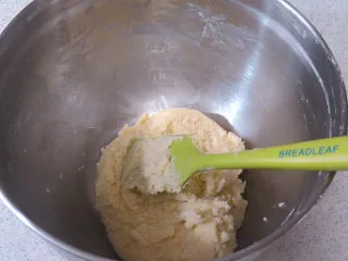 法式小甜点【椰蓉柠檬小方】,用刮刀搅拌均匀