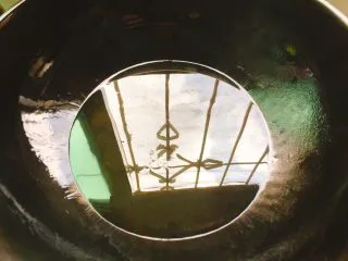 地方小吃+上海葱油拌面,油锅中倒入油大火烧热，这里我用的是刚熬好的猪油