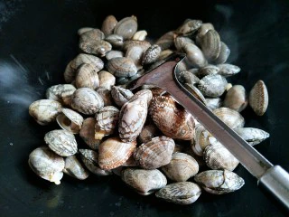 让你停不下来的爆炒花甲,放入洗干净的花甲。