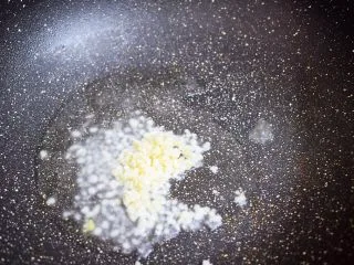 西兰花炒鸡胸肉,锅中倒入少许食用油烧热,放入蒜末爆香